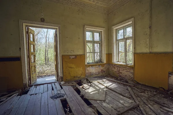 Заброшенный дом культуры под Чернобылем — стоковое фото