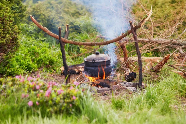 Chaleira em chamas na floresta durante a caminhada ou trekking na natureza . — Fotografia de Stock
