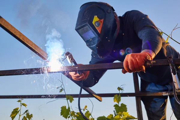작업자 용접기 안전 마스크와 산업에서 용접 강철을 작업 — 스톡 사진