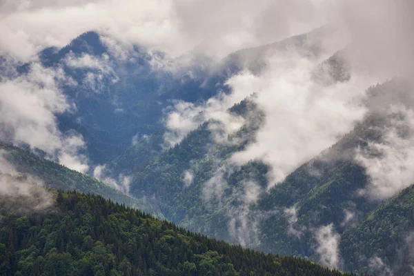 Pics de montagne dans le paysage de brouillard — Photo