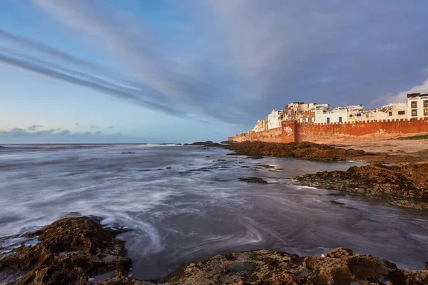 Essaouira murowane miasto w Maroku na wybrzeżu Oceanu Atlantyckiego z falami na skałach — Zdjęcie stockowe