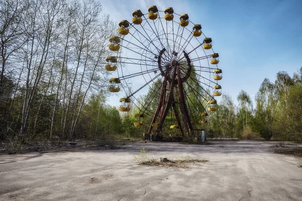La noria abandonada en el parque de atracciones de Pripyat . — Foto de Stock