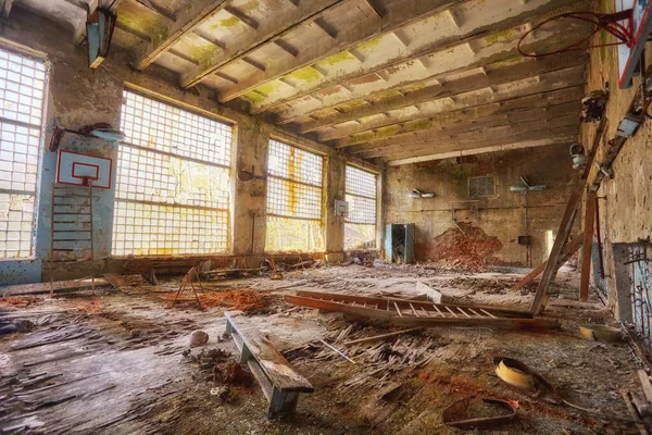 Escuela abandonada en Pripyat, zona de Chernobyl. Gimnasio abandonado . — Foto de Stock