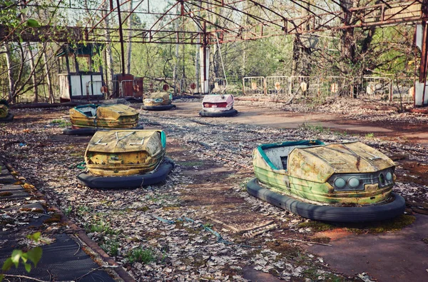 Coches de choque abandonados en el parque de atracciones en ruinas en la ciudad de Pripyat, Zona de exclusión de Chernobyl, Ucrania — Foto de Stock