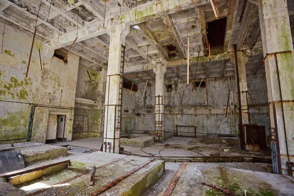 U.S.R. 'ın radar sistemindeki gizli askeri tesisin komuta merkezini yok etti. Çernobil nükleer santrali, yağmalanmış askeri komuta merkezi.. — Stok fotoğraf
