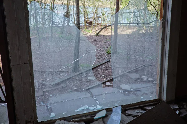 Velha janela quebrada . — Fotografia de Stock