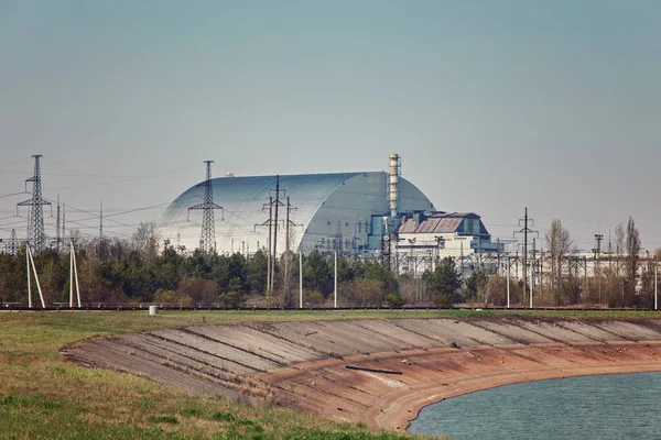 프리 피온 강 옆에 있는 체르노빌 원자력 발전소, 4 번째 ( 폭발 ) 원자로 왼쪽에 석관 이 있고 오른쪽에 33 번째 원자로, 우크라이나, 배제 지역 로열티 프리 스톡 이미지