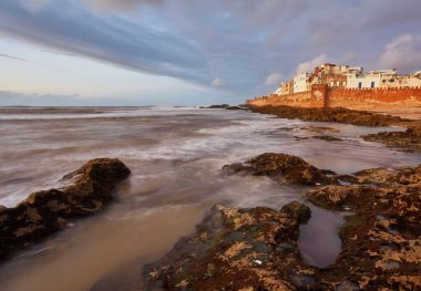 Essaouira Limanı 'ndaki Atlantik Okyanusu dalgalı