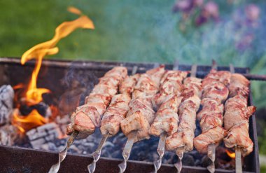 Mangal üzerinde pişirme shashlik