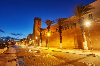 Yağmurdan sonraki eski sokakta, Essaouira