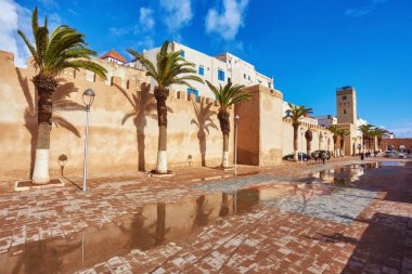 Medine giriş kulesi ve Essaouira 'daki eski şehir duvarları