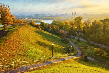 Kyiv 'deki yeşil parkın üzerindeki bulutlu mavi gökyüzü. Manzara görüntüsü. Par