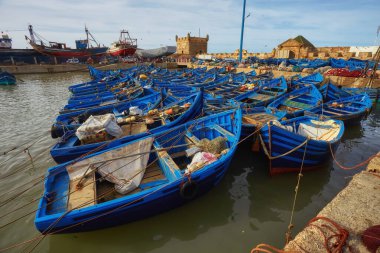 Essaouira bağlantı noktası mavi balıkçı tekneleri
