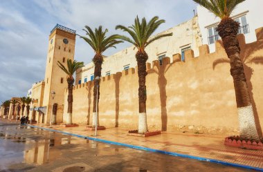 Medine giriş kulesi ve Essaouira 'daki eski şehir duvarları