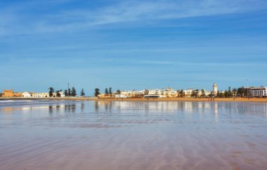 Kumsalda, Essaouira kıyısında.