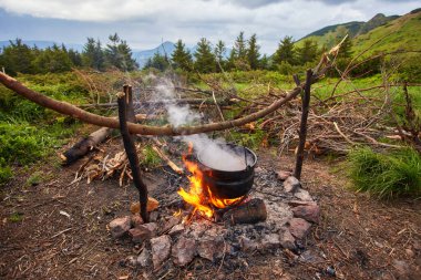 Yürüyüş sırasında ya da doğa yürüyüşü sırasında ormanda çaydanlık yanıyor..