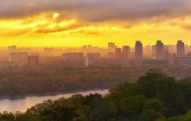 Kyiv 'deki yeşil parkın üzerindeki bulutlu mavi gökyüzü. Manzara görüntüsü. Par