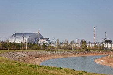 Pripyat nehrinin yanındaki Çernobil santralinin nükleer reaktörleri, solunda lahit, sağında 3. Reaktör, Yasaklama Bölgesi, Ukrayna