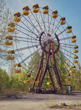 Pripyat 'taki eğlence parkında terk edilmiş dönme dolap..