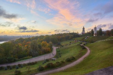 Kyiv 'deki yeşil parkın üzerindeki bulutlu mavi gökyüzü. Manzara görüntüsü. Par