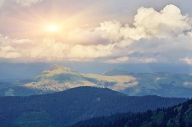 Dağların zirvelerinde bulutlar yaklaşıyor.