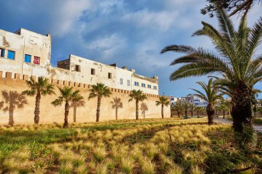 Medine giriş kulesi ve Essaouira 'daki eski şehir duvarları