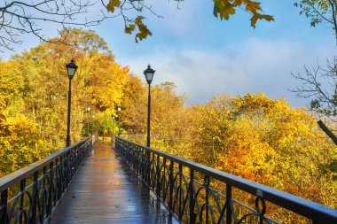 Kyiv, Ukrayna, 16 Ekim 2016: Aşk ve kahkahayı sembolize eden köprü