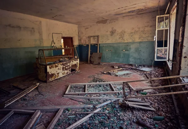 Зруйновані старі будинки в селі Залісія, що в Чорнобильській зоні відчуження, популярний темний туризм, Україна. — стокове фото