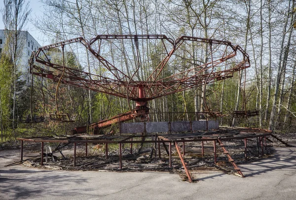 Das verlassene Riesenrad im Vergnügungspark in Pripyat. — Stockfoto