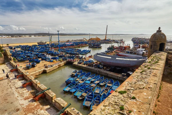 Veel van blauwe vissersboten in de haven van essaouira — Stockfoto