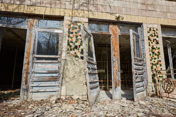 École détruite dans la ville de Pripyt, dans la zone d'exclusion — Photo