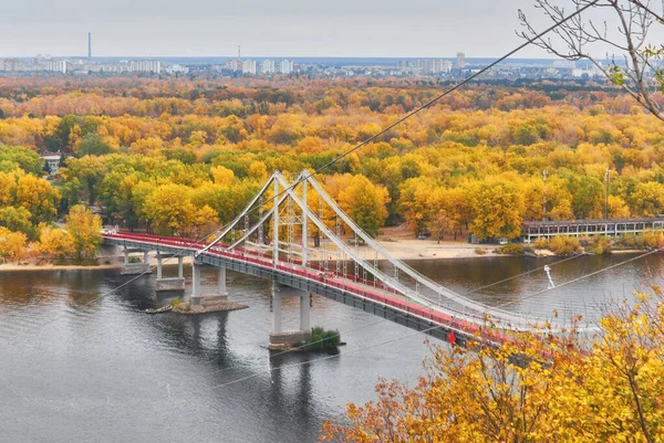 Ponte pedonale sul fiume Dnieper, paesaggio autunnale, Ki — Foto Stock
