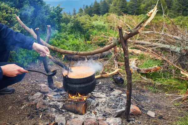 Preparando comida na fogueira no acampamento — Fotografia de Stock