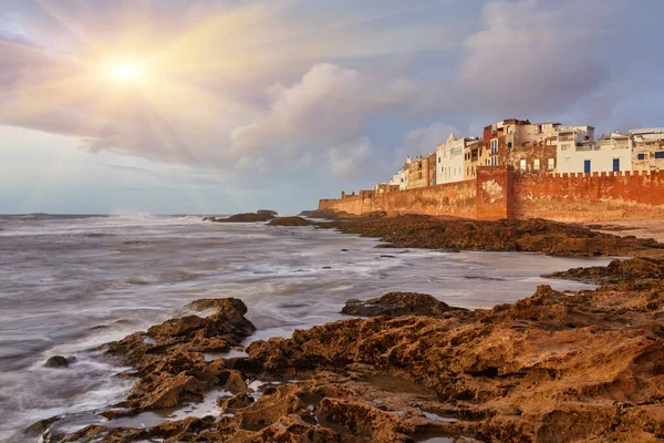 Essaouira ommuurde stad in Marokko aan de Atlantische Oceaan kust met golven op de rotsen — Stockfoto