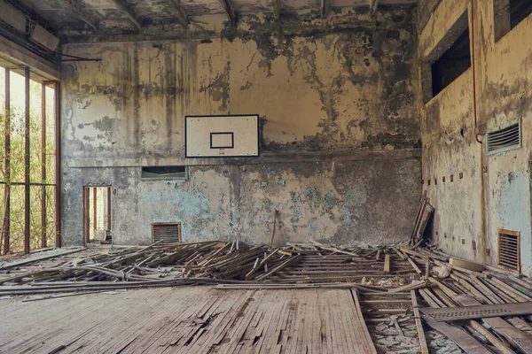 Verlassene Schule in Pripjat, Tschernobyl-Gebiet. Turnhalle aufgegeben. — Stockfoto