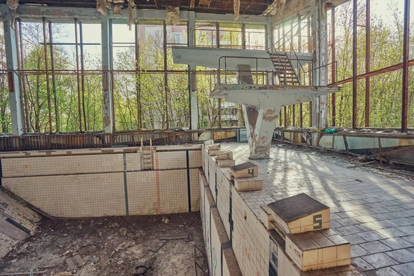 Бассейн в Припяти, городе-призраке Чернобыльской зоны отчуждения, который был создан после ядерной катастрофы — стоковое фото
