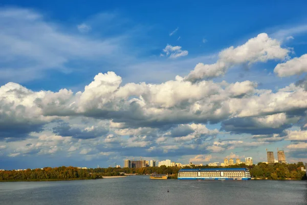 Pont métro à travers le fleuve Dniepr à Kiev . — Photo