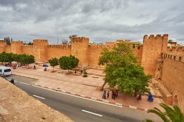 Φρούριο τοίχο, δρόμος και πεζοδρόμιο, Taroudant — Φωτογραφία Αρχείου