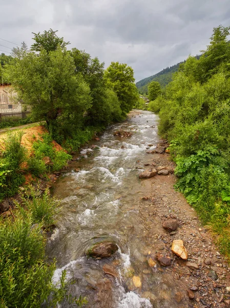 Vacker bergsflod. Turism i Karpaterna. Västra Ukraina. — Stockfoto