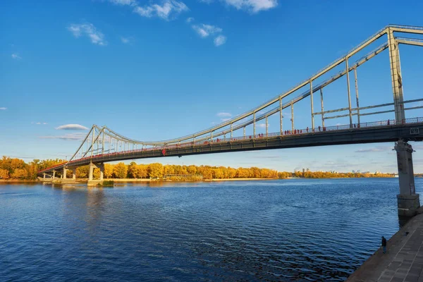 Pedestrian bridge across the Dnieper River, autumn landscape, Ki — Stock Photo, Image