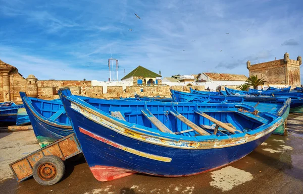 Blauwe vissersboten in de haven van Essaouira — Stockfoto