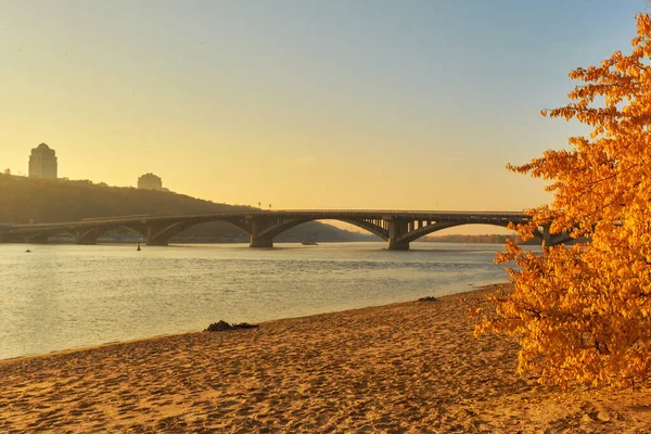 Pont métro à travers le fleuve Dniepr à Kiev . — Photo