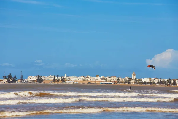 Essaouira murowane miasto w Maroku na wybrzeżu Oceanu Atlantyckiego z falami na skałach — Zdjęcie stockowe