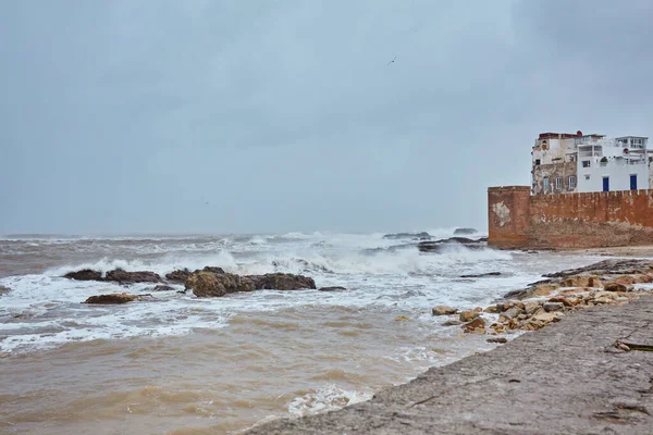 Mare Atlantico grezzo nel porto di Essaouira — Foto Stock