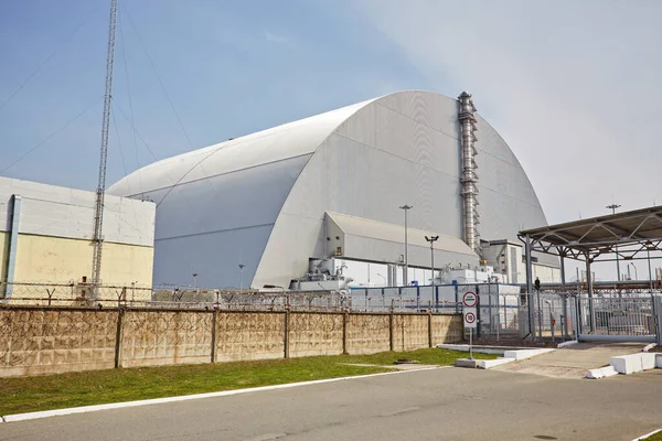 Reactor 4 en la central nuclear de Chernobyl con un nuevo confinamiento. Un desastre atómico global. Zona de exclusión de Chernobyl . —  Fotos de Stock