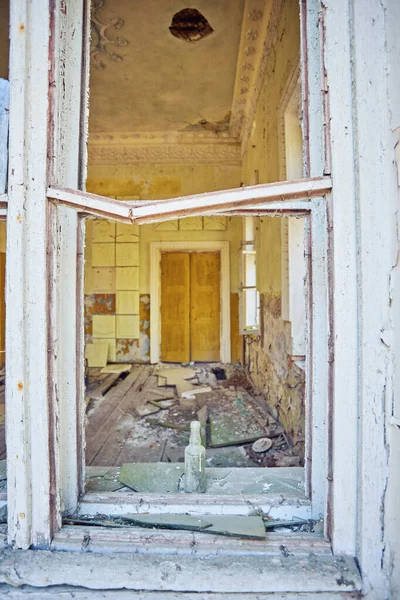 Opuštěný kulturní dům uvnitř vesnice v blízkosti Černobylu — Stock fotografie