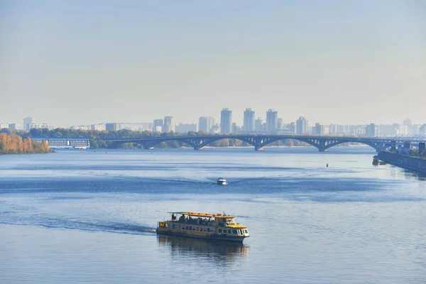 Pont métro à travers le fleuve Dniepr à Kiev . — Photo