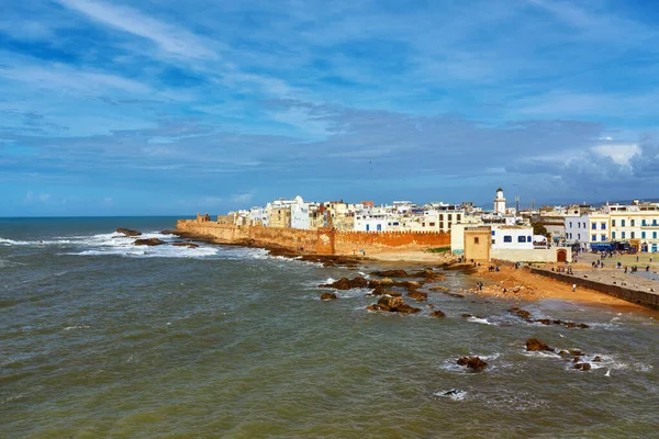 Essaouira ommuurde stad in Marokko aan de Atlantische Oceaan kust met golven op de rotsen — Stockfoto