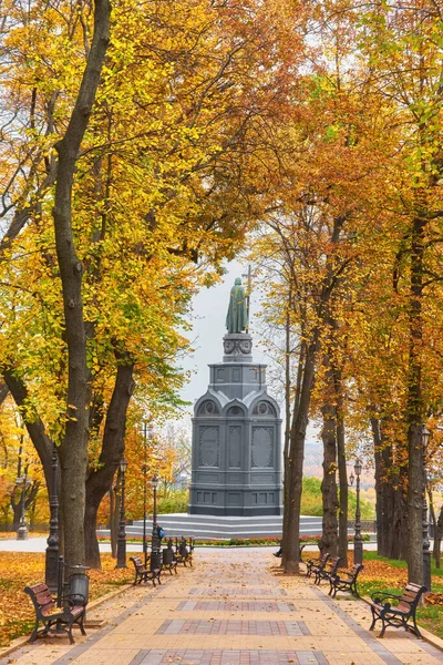 Monumento al Príncipe Vladimir el Bautista en el otoño de oro en —  Fotos de Stock