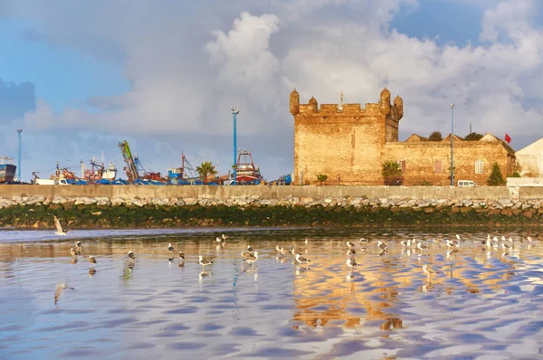Vestingmuur van de oude stad Essaouira aan de Atlantische Oceaan — Stockfoto